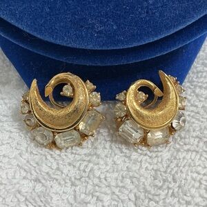 🌼Vintage 70’s🌼 RSK Gold-Tone Swirl Crystal Clip-On Earrings - Classic Gold
